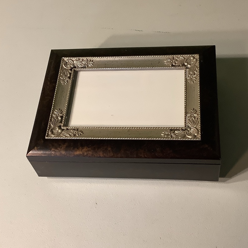 Musical wind up jewelry box
